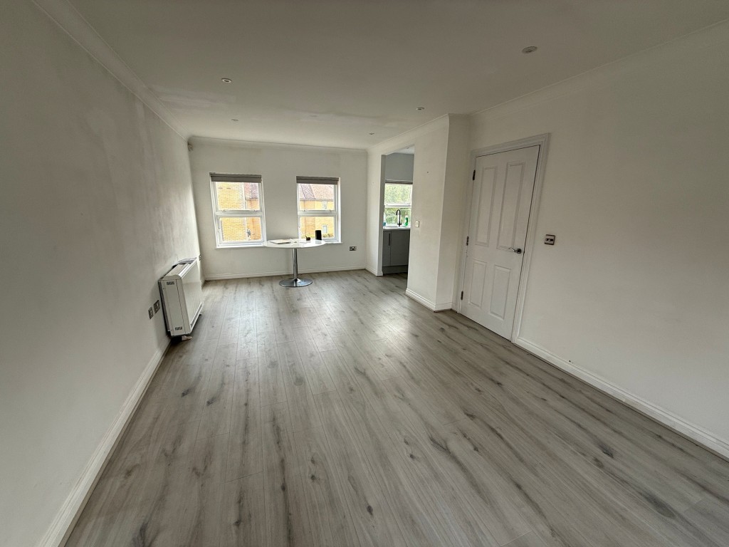 Lot: 64 - THREE-BEDROOM SPLIT LEVEL MAISONETTE - Lounge come dining room